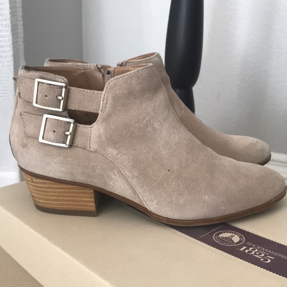 Clark’s beige Suede ankle booties